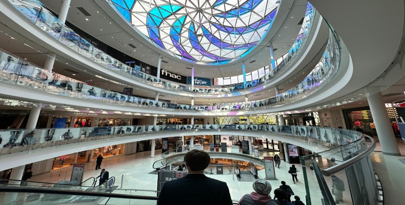 نمای داخلی مرکز خرید ایتالی دو پاریس با سقف شیشهای و فروشگاههای چندطبقه