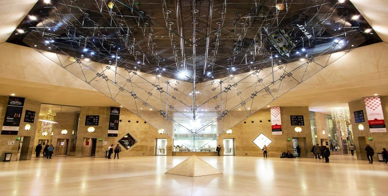 فضای داخلی مرکز خرید کاروسل لوور پاریس با هرم معکوس معروف