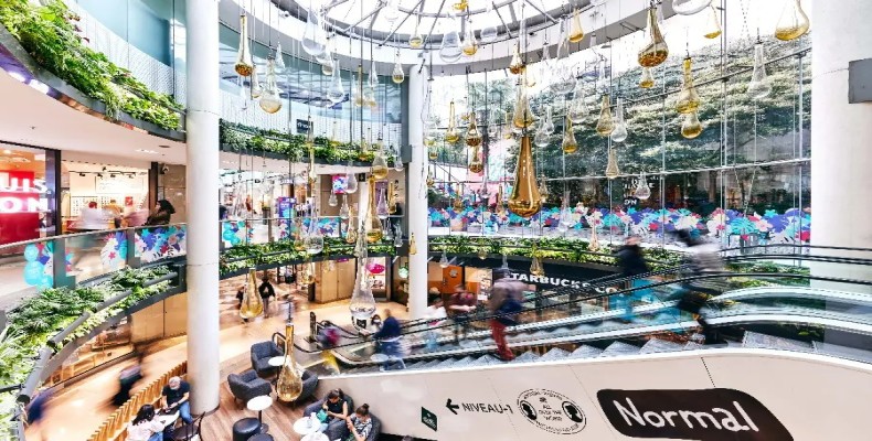 فضای داخلی پاساژ دو هاور پاریس با ترکیب فروشگاهها و فضای سبز