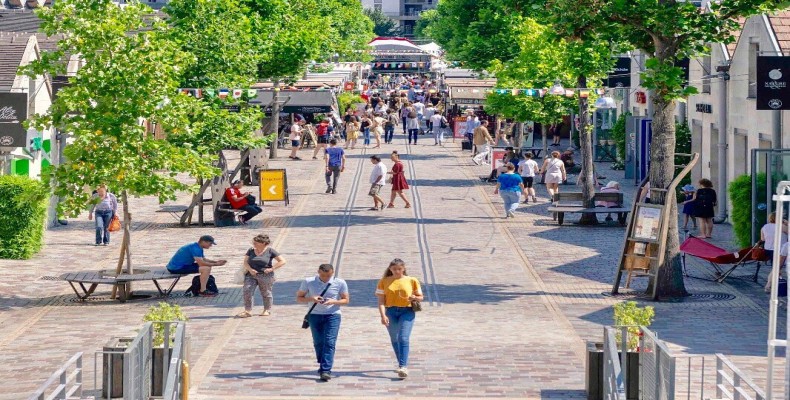 خیابان سنگفرش برسی ویلیج پاریس با فروشگاهها، کافهها و فضای باز خرید