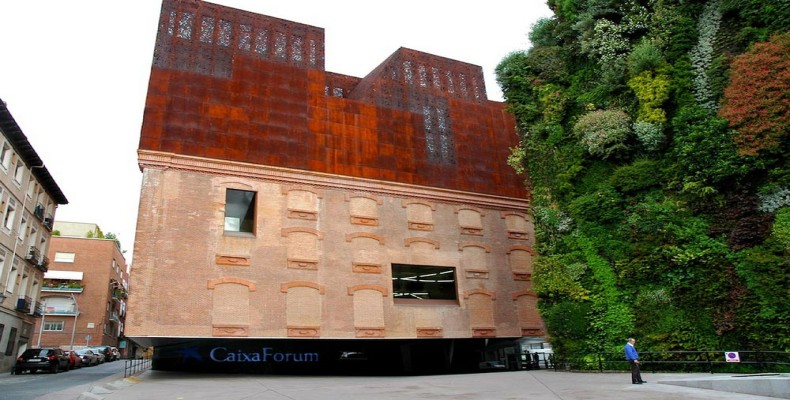 نمای بیرونی موزه CaixaForum مادرید با معماری مدرن و دیوار سبز معروف