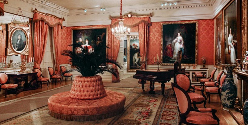 فضای داخلی موزه رمانتیسم مادرید با مبلمان و آثار هنری قرن نوزدهم