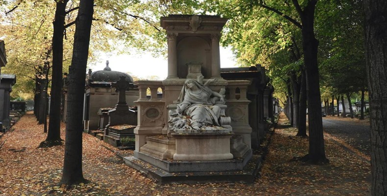 گورستان مونمارتر پاریس در میان درختان قدیمی