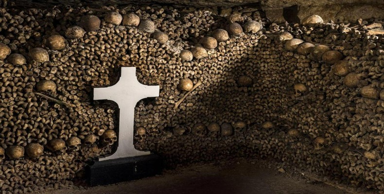 قبرستان کاتاکومب پاریس با دیوارهای پوشیده از استخوان