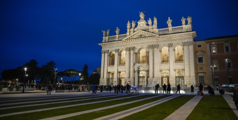 نمای شبانه کلیسای سنت جان لاتران رم، یکی از چهار کلیسای پاپی مهم واتیکان