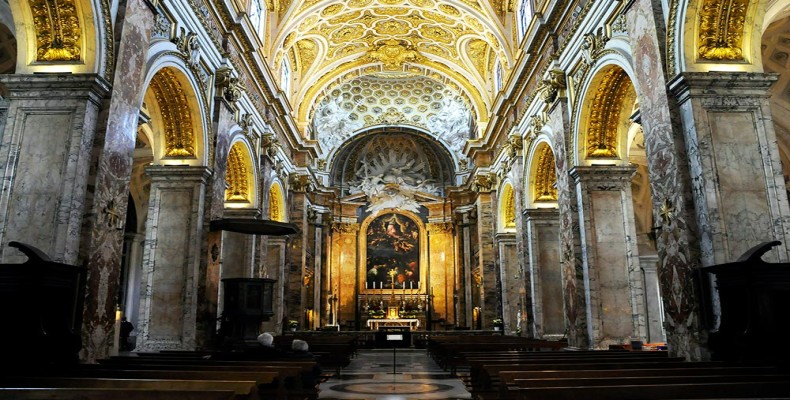 نمای داخلی کلیسای سنت لویی رم با نقاشیهای مشهور کاراواجو