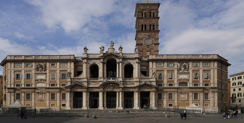 فضای داخلی کلیسای سانتا ماریا ماگیوره رم با موزاییکهای تاریخی و سقف طلایی