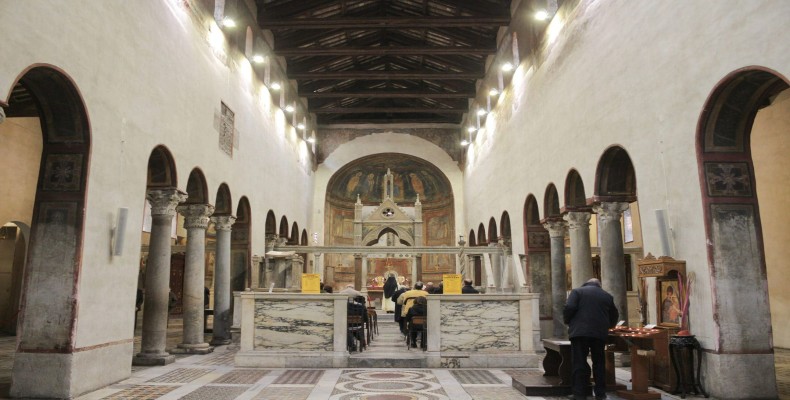 نمای داخلی کلیسای سانتا ماریا در کازمدین رم با ستونهای سنگی و معماری ساده قرون وسطایی