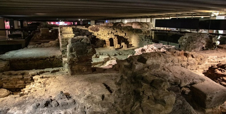 دخمههای کلیسای نوتردام پاریس، فضای تاریک و گوتیک