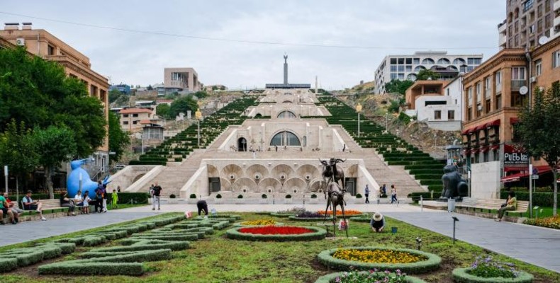 مجموعه کاسکاد ایروان و نمای پلههای معروف شهر