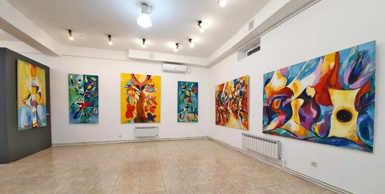 نمای داخلی موزه هنر مدرن ایروان و آثار نقاشی