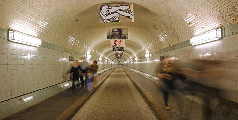 تونل تاریخی آلتر البه در هامبورگ با دیوارهای کاشی‌کاری‌شده؛ مسیر پیاده‌روی محبوب گردشگران در سفر به هامبورگ