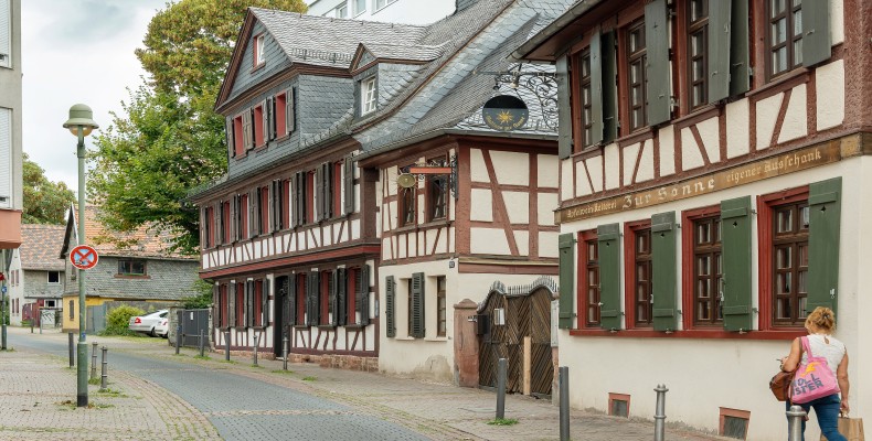 خیابان برگِر اشتراسه و خانههای قدیمی فرانکفورت