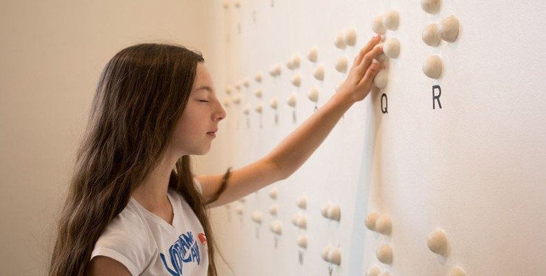 موزه گفت‌وگو در تاریکی Dialog im Dunkeln هامبورگ؛ تجربه زندگی بدون بینایی با راهنمای نابینا