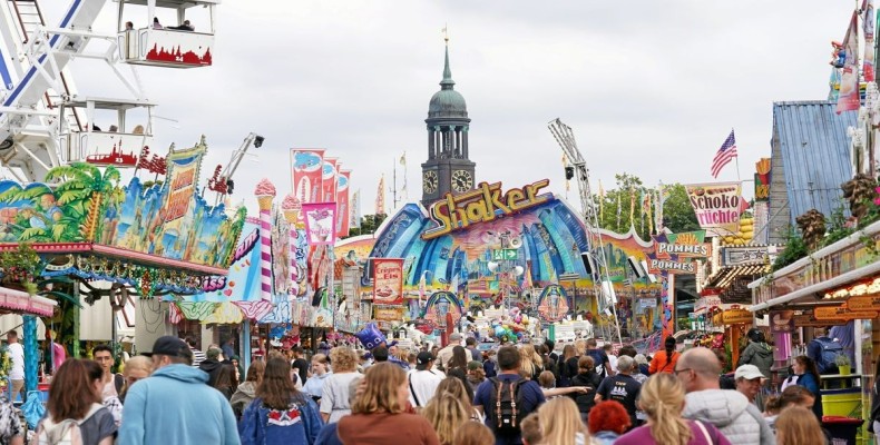 نمایی از جشنواره هامبورگ دُم Hamburger Dom با غرفه‌ها و چرخ‌وفلک؛ یکی از بزرگ‌ترین رویدادهای تفریحی آلمان