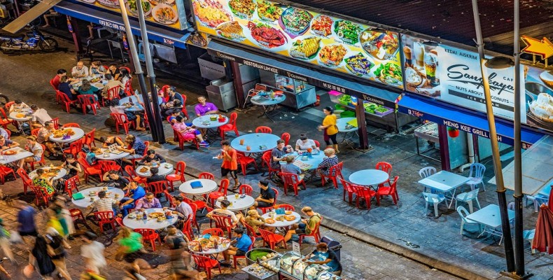رستورانهای خیابانی جالان الور در شب کوالالامپور