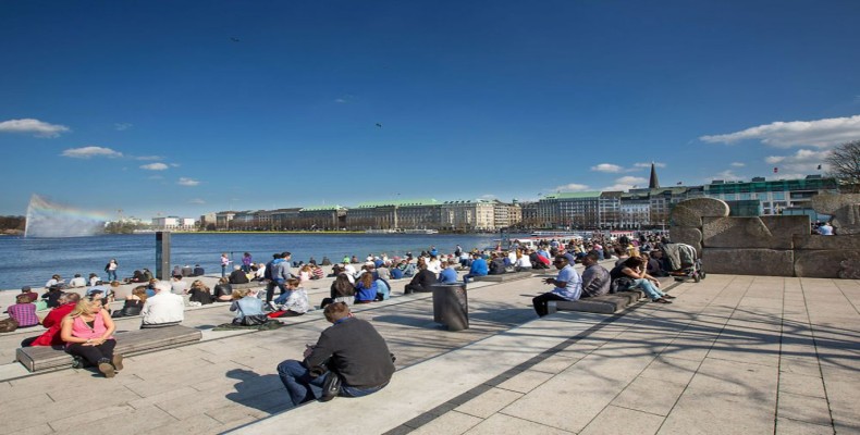 خیابان یونگ‌فرن‌اشتیگ Jungfernstieg در مرکز هامبورگ؛ محل تجمع گردشگران در کنار دریاچه آلستر و یکی از جاذبه‌های دیدنی هامبورگ