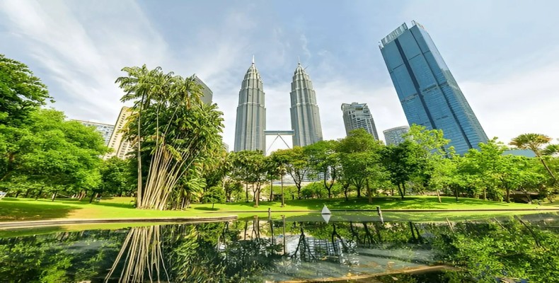 پارک KLCC با چشمانداز برجهای دوقلوی پتروناس