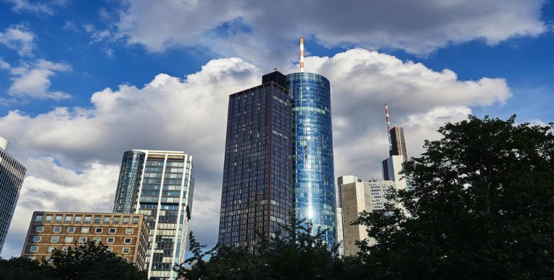 نمای برج ماین و آسمانخراشهای فرانکفورت