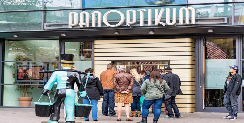 ورودی موزه پانوپتیکون هامبورگ Panoptikum؛ قدیمی‌ترین موزه مومی آلمان با مجسمه‌های شخصیت‌های معروف