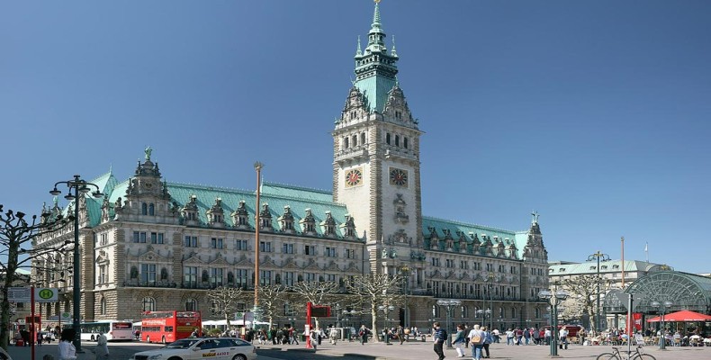 نمای بیرونی تالار شهر هامبورگ Rathaus با معماری نئو رنسانس؛ مرکز تاریخی شهر