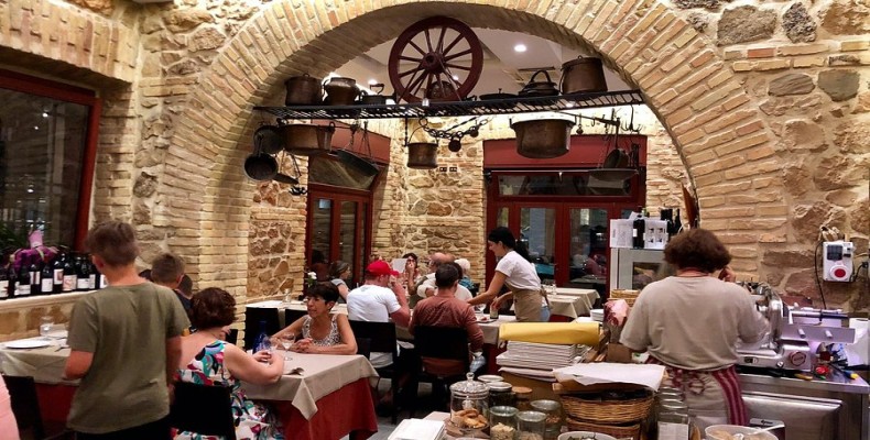 فضای گرم و سنتی Tavernaccia Da Bruno؛ رستورانی رمانتیک و محبوب در رم