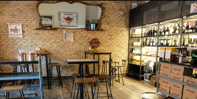 فضای داخلی رستوران Trapizzino؛ یکی از ارزانترین رستورانهای رم با غذاهای خیابانی رومی