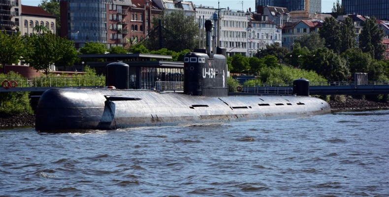 زیردریایی موزه U-Bootmuseum هامبورگ در رودخانه البه؛ تجربه بازدید از زیردریایی واقعی دوران جنگ سرد