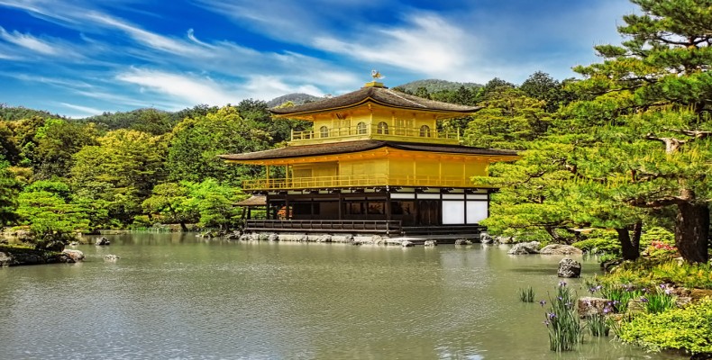 معبد کینکاکو-جی (غرفه طلایی) در کیوتو کنار دریاچه؛ از مشهورترین دیدنیهای کیوتو