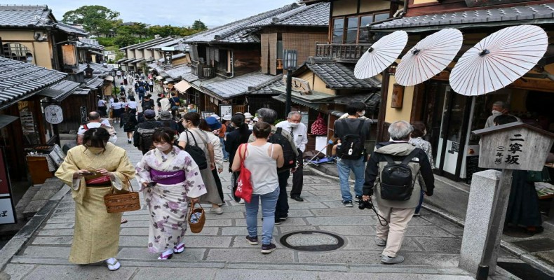 خیابانهای سنتی مرکز شهر کیوتو با گردشگران و فروشگاهها؛ پیشنهاد اقامت در راهنمای سفر به کیوتو