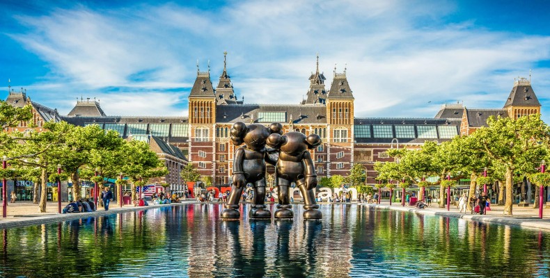 میدان Museumplein آمستردام در تابستان با فضای سبز و موزهها