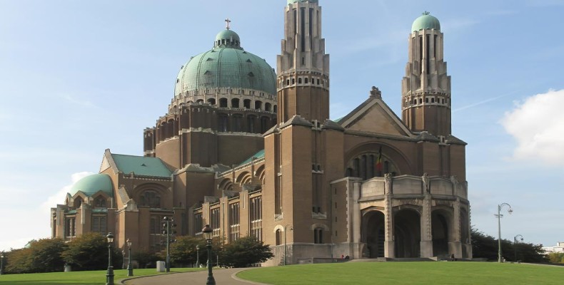 نمای بیرونی کلیسا ملی قلب بروکسل با گنبد سبز