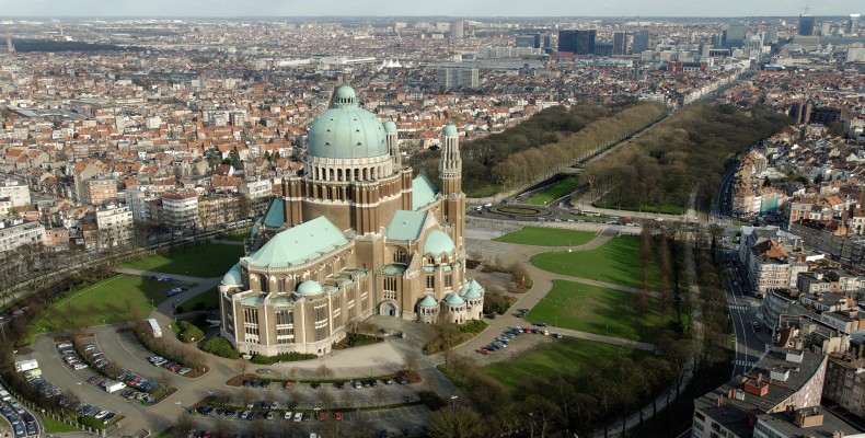 نمای هوایی کلیسا ملی قلب بروکسل در پارک الیزابت