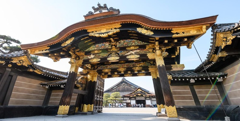 دروازه تاریخی قلعه نیجو در کیوتو؛ یکی از مهمترین بناهای تاریخی ژاپن