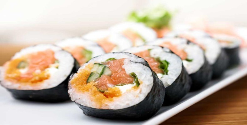 سوشی ژاپنی از غذاهای محبوب در سفر به نارا