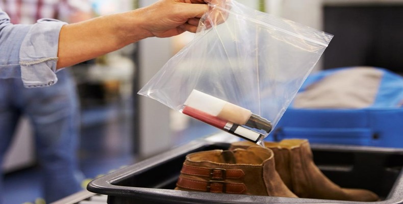 بررسی مایعات و وسایل در مرحله امنیتی فرودگاه