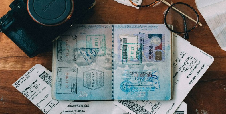 مدارک سفر شامل پاسپورت و کارت پرواز روی میز برای آمادهسازی پیش از پرواز