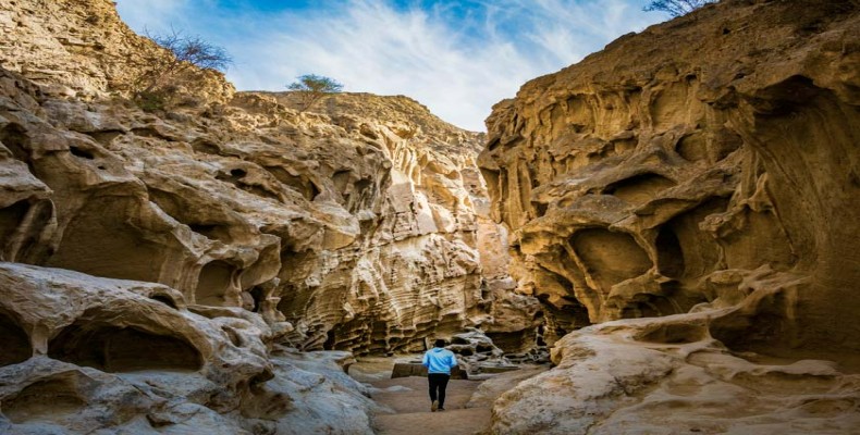 نمای کلی تنگه چاهکوه قشم در نور عصرگاهی