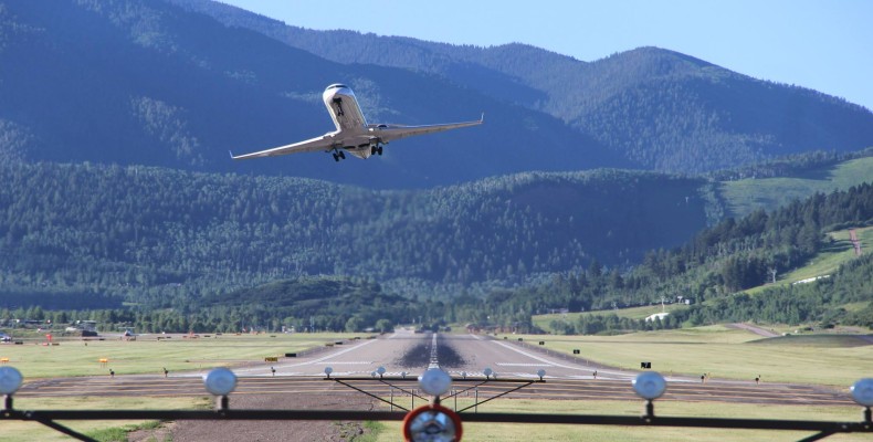 فرودگاه آسپن آمریکا در ارتفاعات کوهستانی با شرایط فرود دشوار