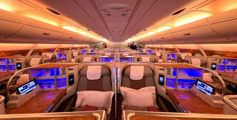 کابین پرواز بیزینس کلاس با صندلیهای تختشو و فضای راحتتر