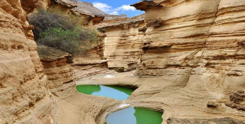 حوضچههای آب و لایههای سنگی در تنگه چاهکوه