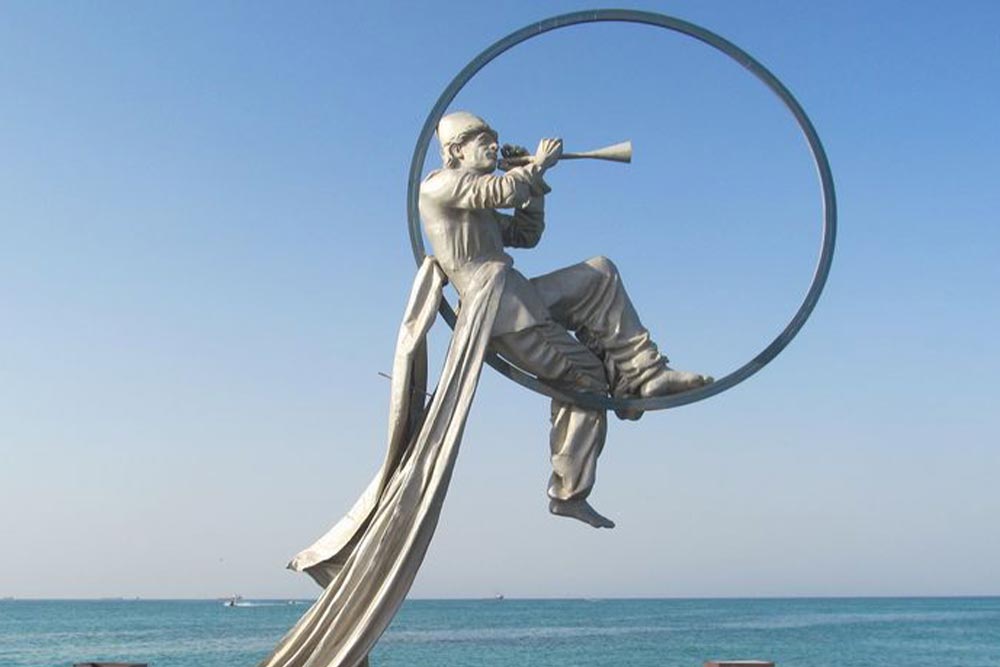 مجسمه مرد و ساز محلی در ساحل مرجان کیش