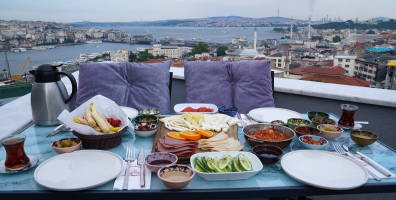 کافه آقا کاپیسی با منظره‌ای پانورامیک از بسفر؛ از بهترین کافه های استانبول برای تماشای غروب