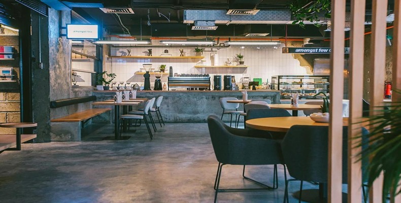 محیط مینیمال و صمیمی کافه امانگست فیو دبی؛ مناسب برای کار و استراحت در سفر به دبی