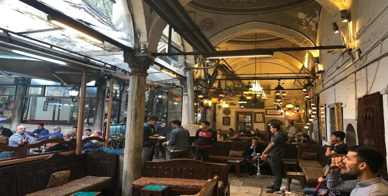 کافه و قهوه‌خانه سنتی چورلولو علی پاشا در بازار بزرگ استانبول؛ تجربه اصیل قهوه ترک و قلیان
