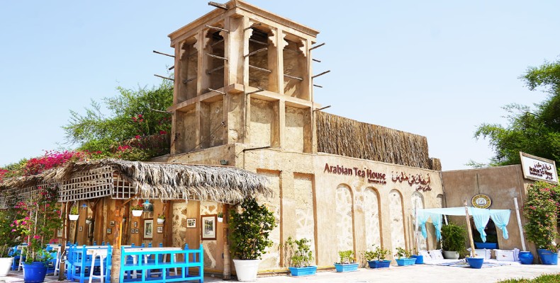 کافه عربین تی هاوس در محله تاریخی بستکیه دبی با سبک سنتی و بادگیر قدیمی