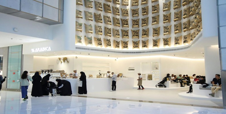 نمای مدرن و سفید کافه عربیکا دبیمال؛ از معروف ترین کافیشاپ های دبی با قهوه تخصصی