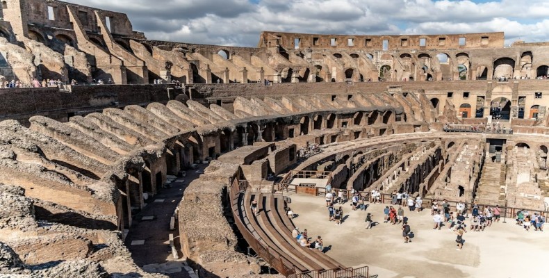 نمایی از سکوی آرِنا کولوسئوم رم و بخش‌های داخلی آمفی‌تئاتر