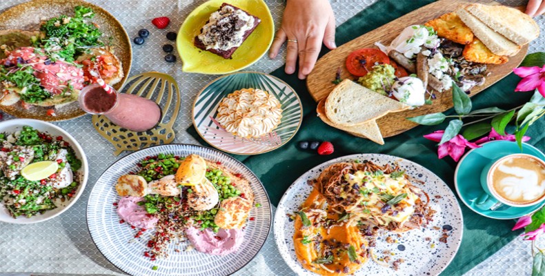 میز صبحانه متنوع و رنگارنگ در کافه آرووز و اسپاروز دبی؛ از بهترین کافه های محبوب محلی