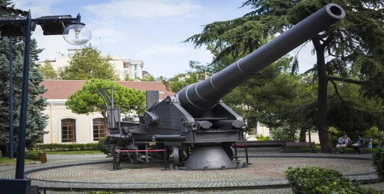 توپ جنگی تاریخی در محوطه بیرونی موزه نظامی استانبول